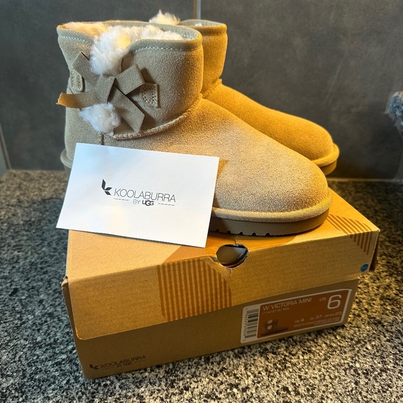 Mini Koolaburra by UGG Boots - Picture 1 of 3